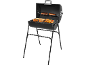 Barbecue a carbonella nero con salsicce, carne e spiedini di verdure.