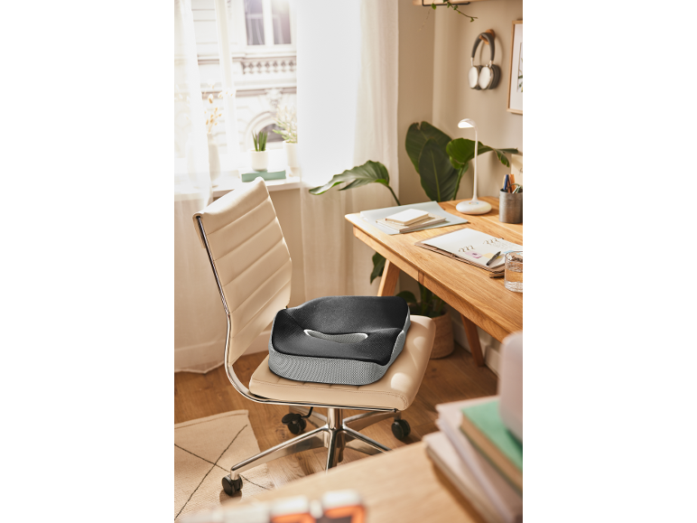 Cuscino ergonomico per sedia da ufficio in un ambiente di ufficio domestico.