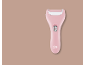 Rimuovi calli elettrico rosa su sfondo beige.