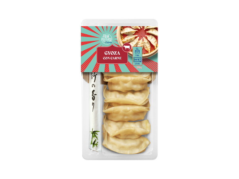 Confezione di gyoza con carne, con istruzioni di cottura e un paio di bacchette.