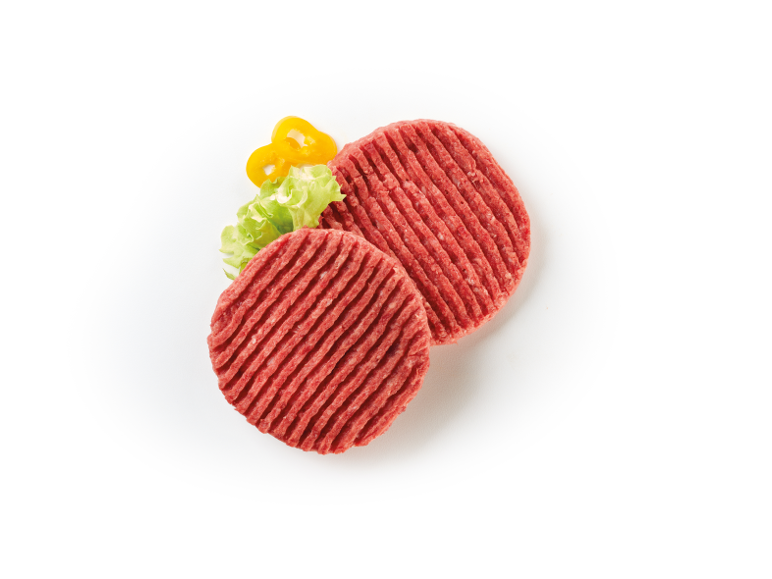 Due hamburger di carne cruda con lattuga e peperone giallo su sfondo bianco.