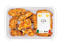 Vassoio di ali di pollo speziate cotte con etichetta