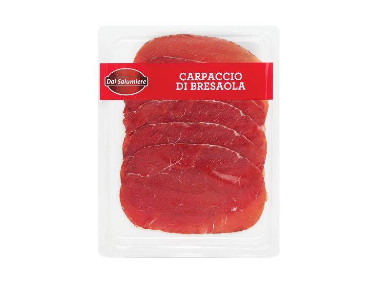 Vassoio di carpaccio di bresaola con etichetta rossa.