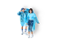 Due persone con ponchos antipioggia blu, uno con un design stampato.