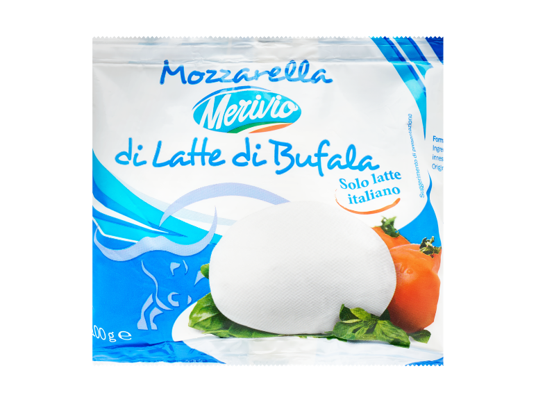 Mozzarella di Bufala con latte italiano, presentata con basilico e pomodori.