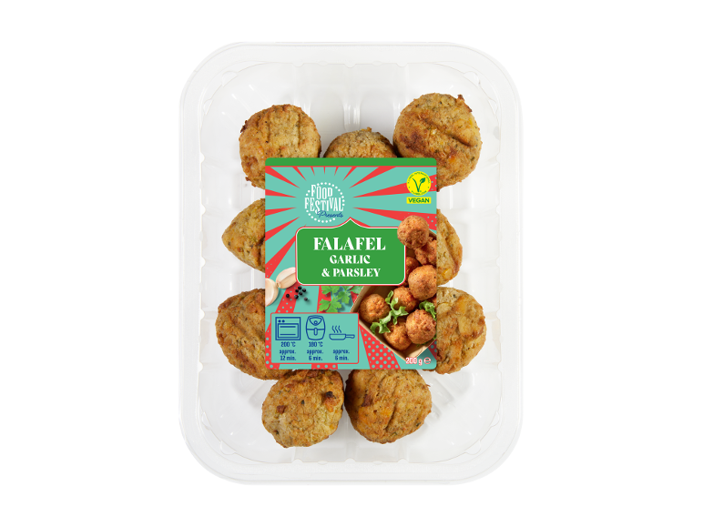 Falafel con aglio e prezzemolo in un vassoio trasparente, con istruzioni di cottura ed etichetta vegana.