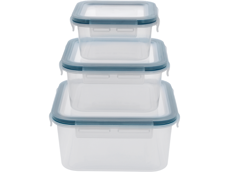 Set di tre contenitori per alimenti in plastica trasparente con coperchi blu impilati.