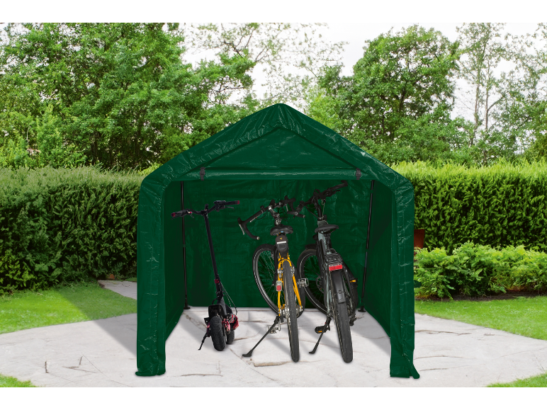 Capanno verde con monopattino elettrico e due biciclette in giardino.