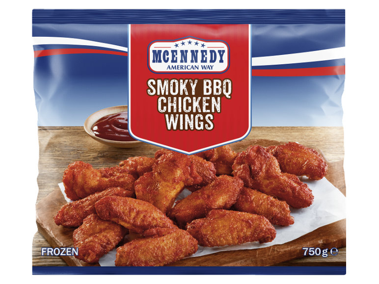 Ali di pollo BBQ affumicate congelate con una ciotola di salsa su un tagliere di legno.