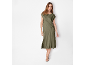 Donna in abito midi verde oliva con nodo laterale e sandali