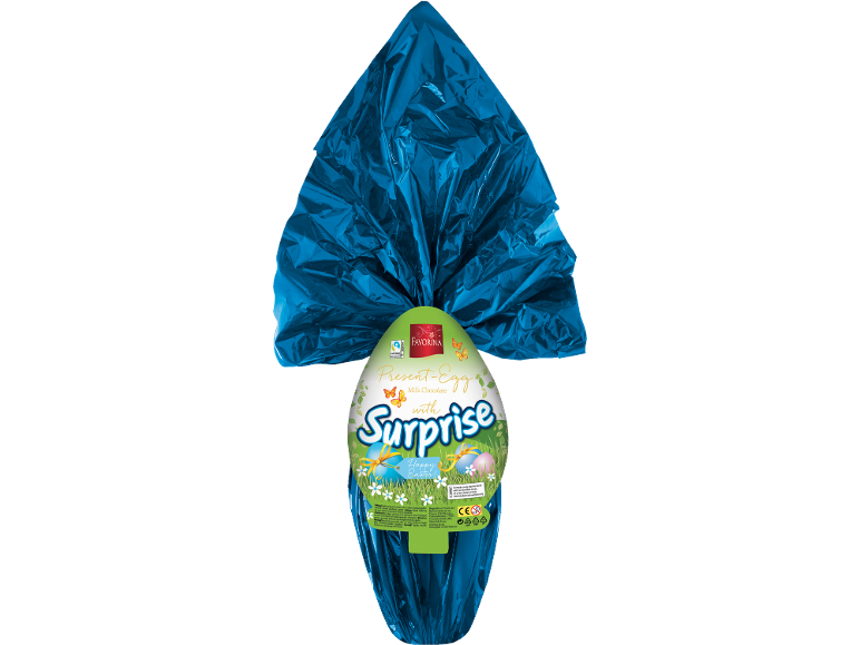 Uovo di Pasqua di cioccolato avvolto in carta blu con etichetta 'Present-Egg with Surprise'.