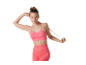 Donna in reggiseno sportivo e leggings a costine rosa, con una fascia di resistenza.
