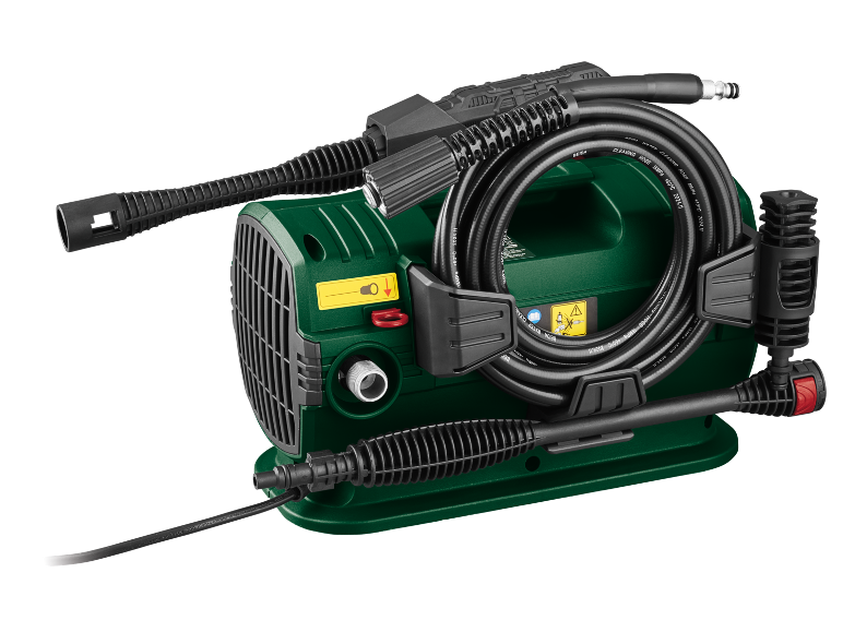 Idropulitrice verde con tubo e accessori su sfondo nero.