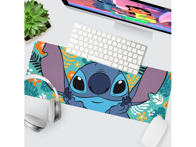 Configurazione scrivania con tappetino per mouse a tema Stitch, tastiera, mouse, cuffie e monitor.