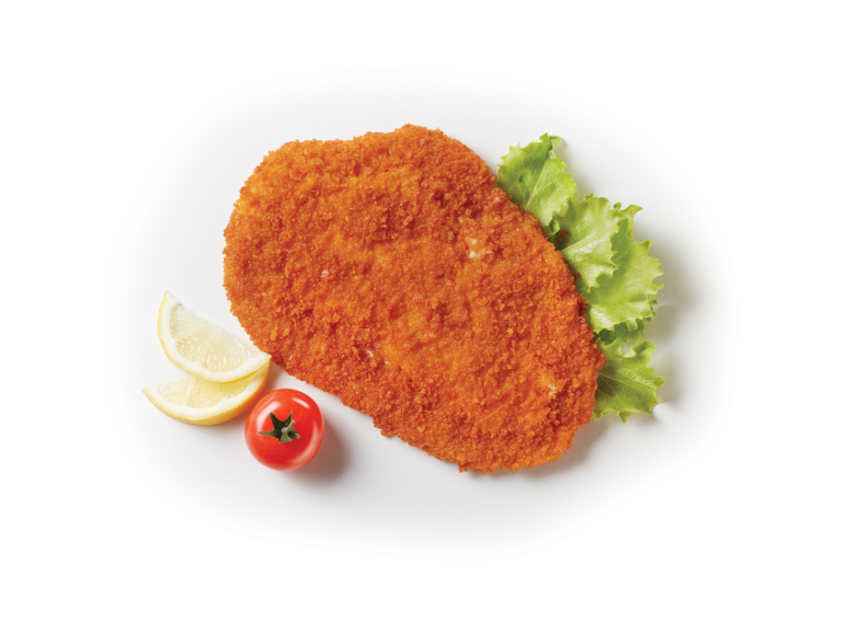 Cotoletta impanata con lattuga, fette di limone e un pomodoro ciliegino.