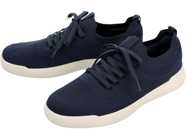 Paio di sneakers in maglia blu navy con suole bianche.