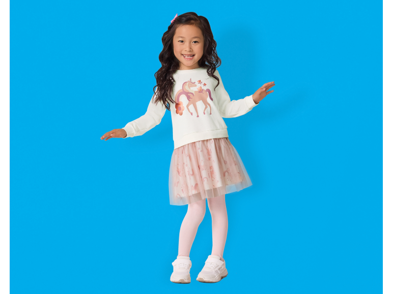 Bambina con maglia a maniche lunghe con unicorno e gonna in tulle rosa