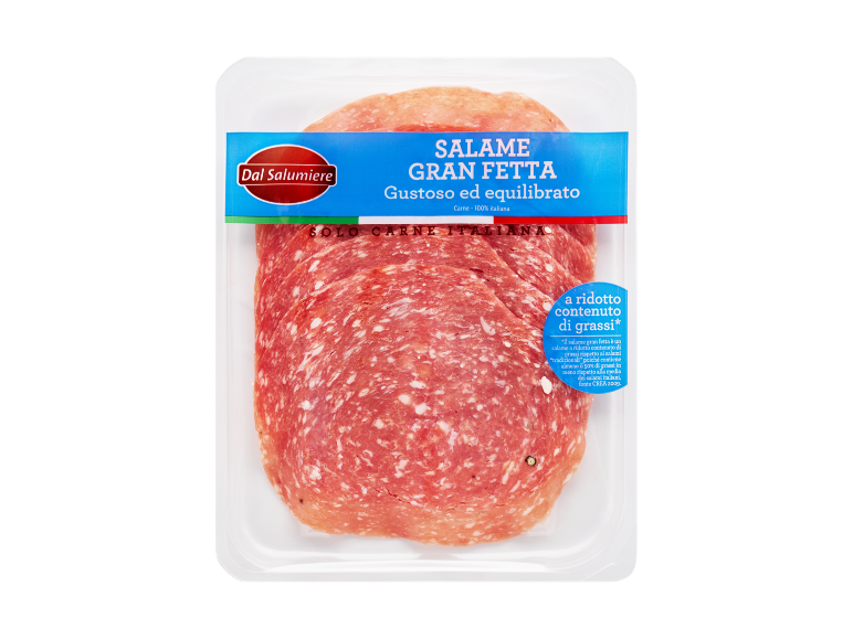 Confezione di salame affettato con etichetta blu che indica 'ridotto contenuto di grassi'.