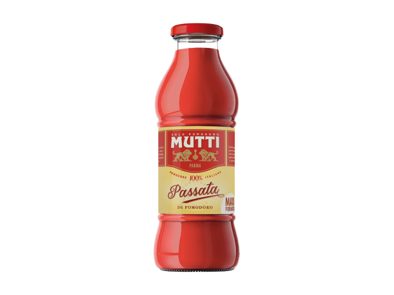 Una bottiglia di passata di pomodoro su sfondo nero