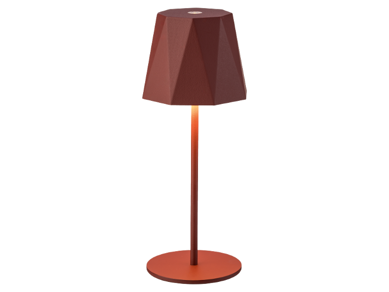 Lampada da tavolo con paralume geometrico e stelo sottile, che emette una luce calda.