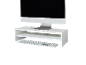 Supporto monitor bianco con monitor e tastiera su sfondo nero.