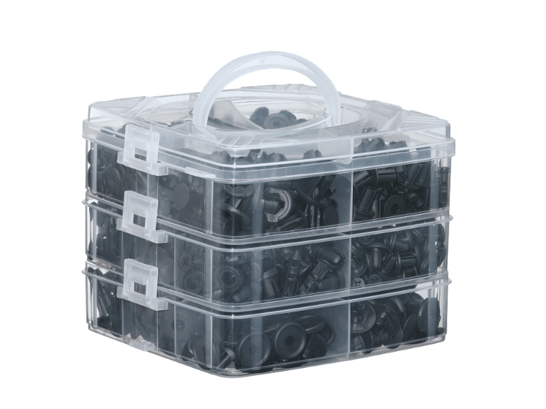 Scatola trasparente a tre livelli piena di clip e elementi di fissaggio in plastica nera.