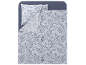 Set di biancheria da letto con stampa di foglie di palma e fiori tropicali blu e bianchi.