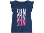 Maglietta blu a maniche corte con stampa 'SUN' in bianco, lilla e rosa.