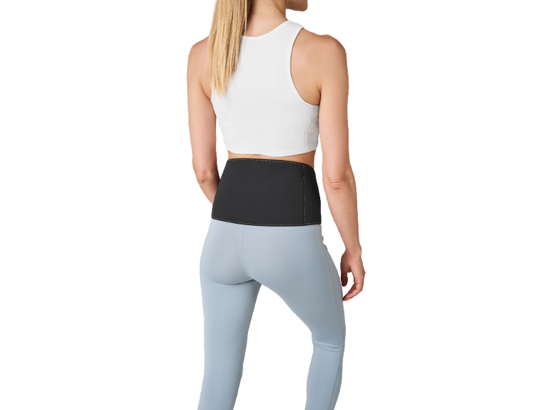 Donna con top bianco, leggings azzurri e fascia lombare nera.