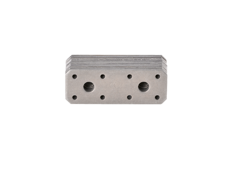 Scambiatore di calore metallico color argento con fori filettati.