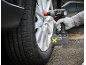 Avvitatore a impulsi a batteria per il cambio gomme auto.