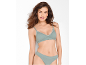 Donna con reggiseno e slip a costine verde menta con dettagli in pizzo.