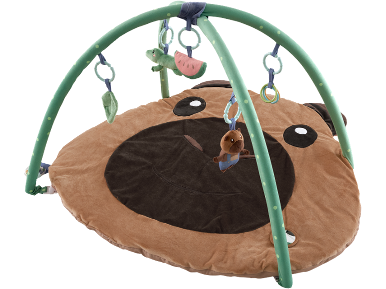 Tappeto gioco per neonati a forma di orso marrone con arco verde e giocattoli pendenti.