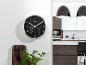 Orologio da parete con termometro e igrometro in una cucina moderna.