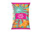Confezione di patatine al gusto di peperoncino dolce con patatine sparse e peperoncini rossi.