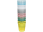Pila di ciotole di plastica color pastello, tra cui blu, bianco, grigio, rosa, verde e giallo.