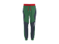 Pantaloni sportivi con vita rossa, inserti verdi e grigio scuro, e scritta sulla gamba.