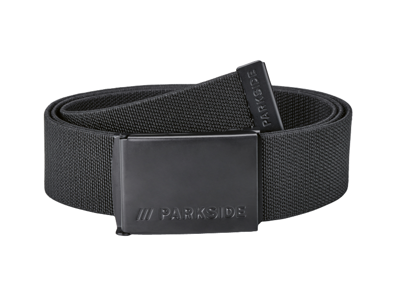 Cintura in tessuto nero con fibbia metallica nera, arrotolata su sfondo nero.