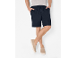 Pantaloncini da uomo blu navy con coulisse e scarpe slip-on beige.
