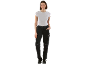 Donna in maglietta bianca e pantaloni da lavoro neri con scarpe da lavoro nere.