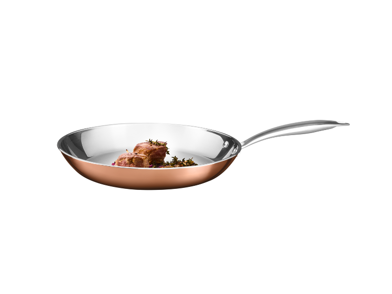 Padella in rame con carne ed erbe aromatiche