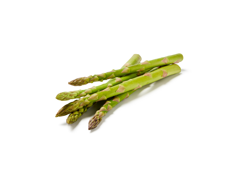 Mazzo di asparagi verdi freschi su sfondo bianco.