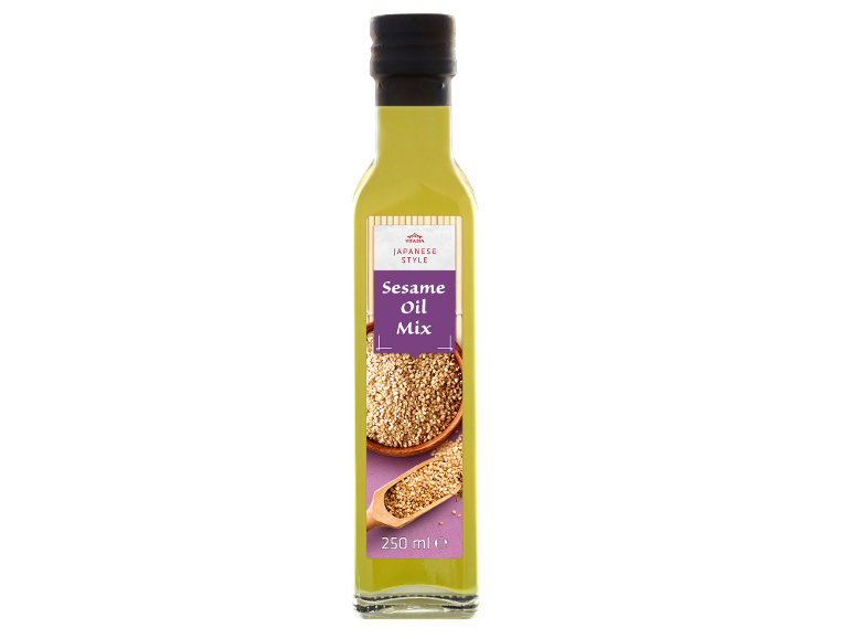 Bottiglia di miscela di olio di sesamo stile giapponese con etichetta e semi di sesamo