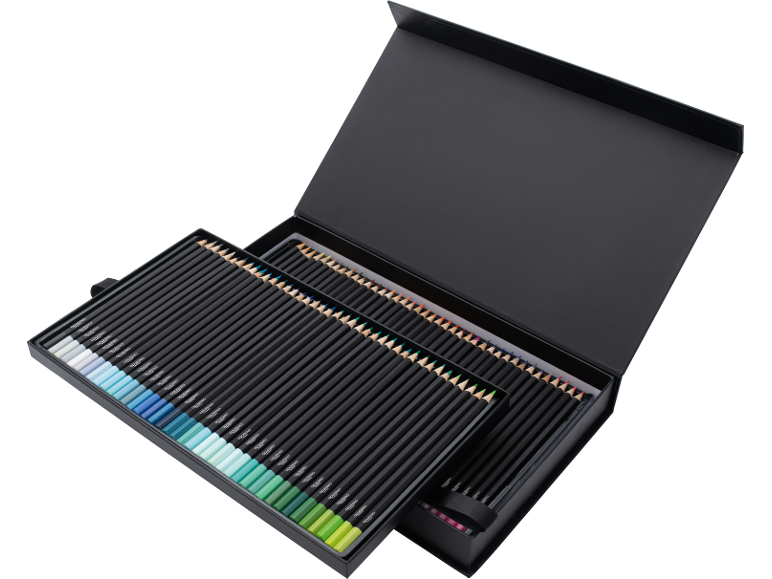 Scatola nera aperta con 120 matite colorate, ordinate per colore.