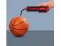 Pompa portatile che gonfia un pallone da basket.