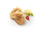 Nuggets di pollo fritti con limone, lattuga e pomodoro.