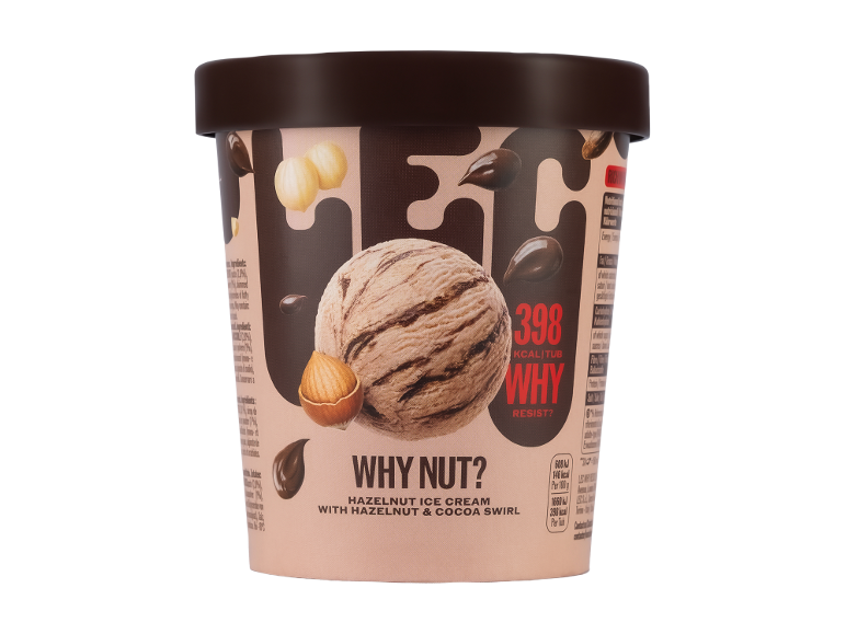 Vasetto di gelato alla nocciola con una pallina di gelato, nocciole e spirali di cioccolato.