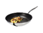 Padella con patate fritte e verdure