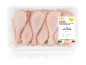 Vassoio di cosce di pollo fresche con etichetta di prodotto certificato.