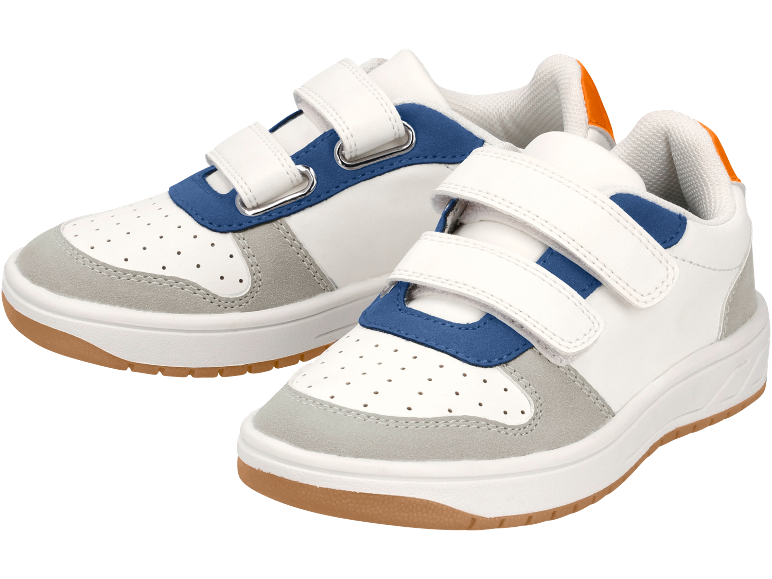 Paio di sneakers bianche per bambini con dettagli blu e grigi e suola marrone.